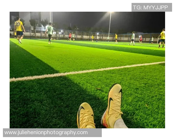 脚踏绿茵镜头切换足球巨星风采展现精彩瞬间